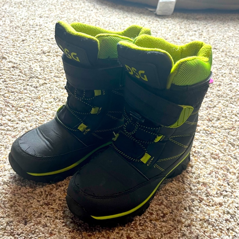 Dsg snow boots with Velcro size 2